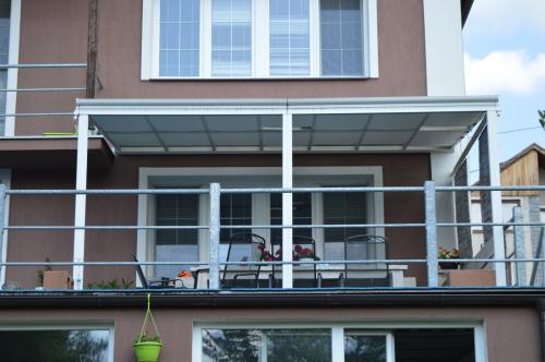 hliníková pergola LANITPLAST WALL 33 bílá + čirý PC