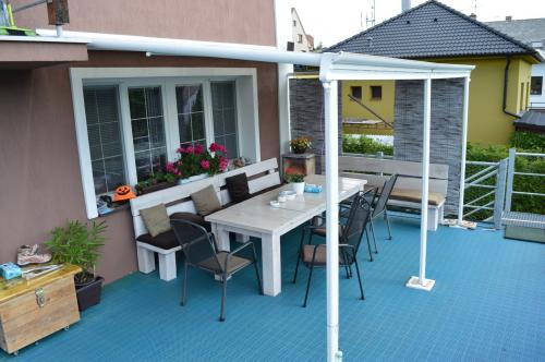 hliníková pergola LANITPLAST WALL 33 bílá + čirý PC