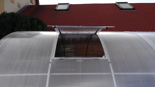 střešní okno pro obloukový skleník šířky 330