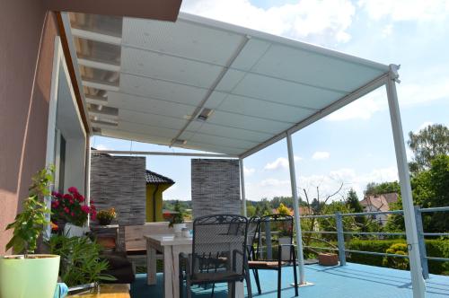 hliníková pergola LANITPLAST WALL 33 bílá + bronz PC